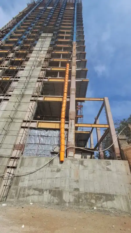 نصب شوت نخاله بر روی اسکلت فلزی Rubbish Chute شوتینگ نخاله نصب شده بر روی ساختمان بلندمرتبه در بلوار ارتش تهران